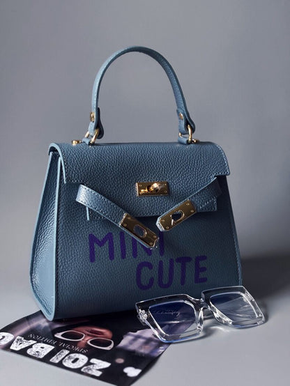 Modrá kožená kabelka Zoi Bag s fialovým nápisem "Mini cute"