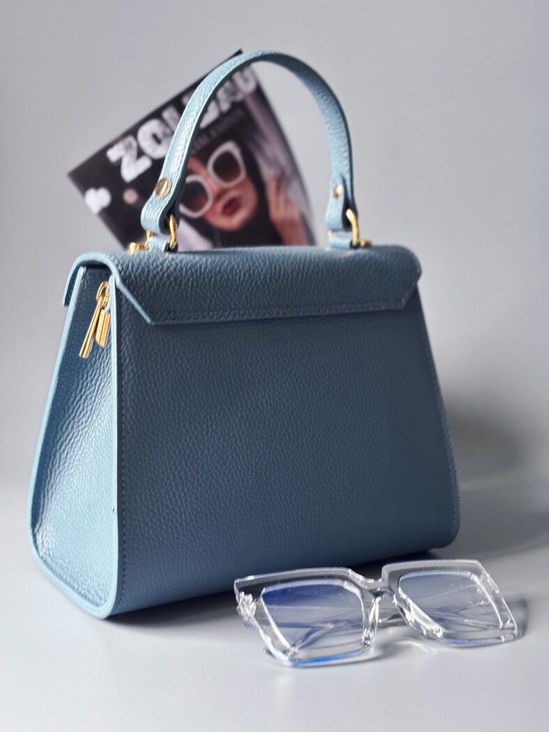 Modrá kožená kabelka Zoi Bag s fialovým nápisem "Mini cute" zezadu