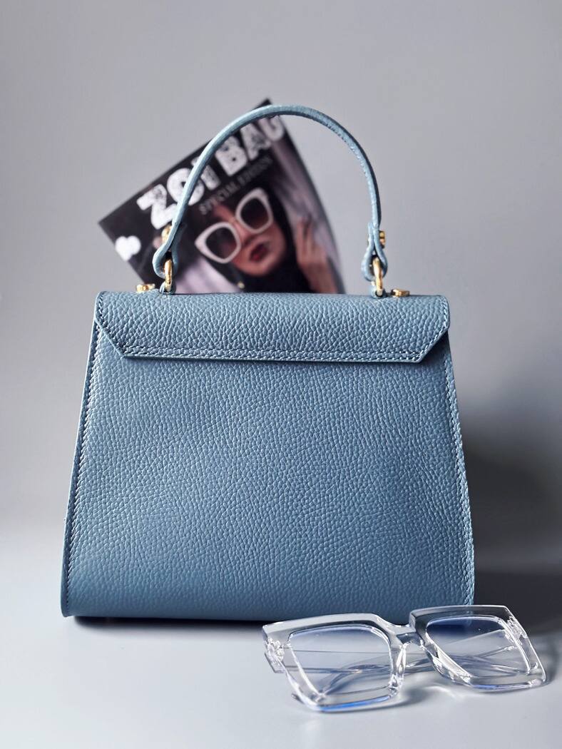 Modrá kožená kabelka Zoi Bag s fialovým nápisem "Mini cute" zezadu