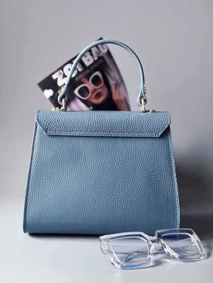 Modrá kožená kabelka Zoi Bag s fialovým nápisem "Mini cute" zezadu