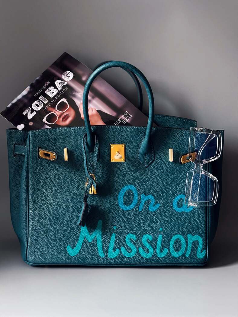 Velká modrá kožená kabelka Zoi Bag s nápisem "On a Mission"