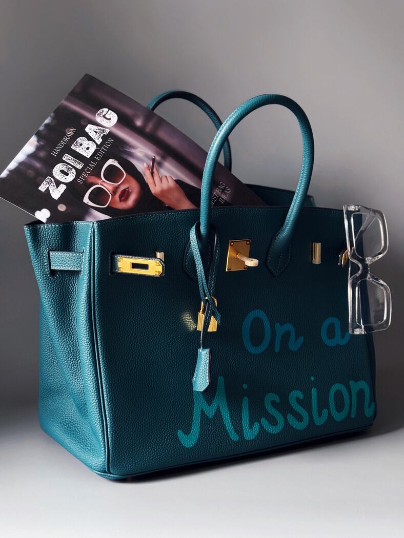Velká kožená kabelka Zoi Bag z pravé kůže s nápisem "On a Mission" z boku
