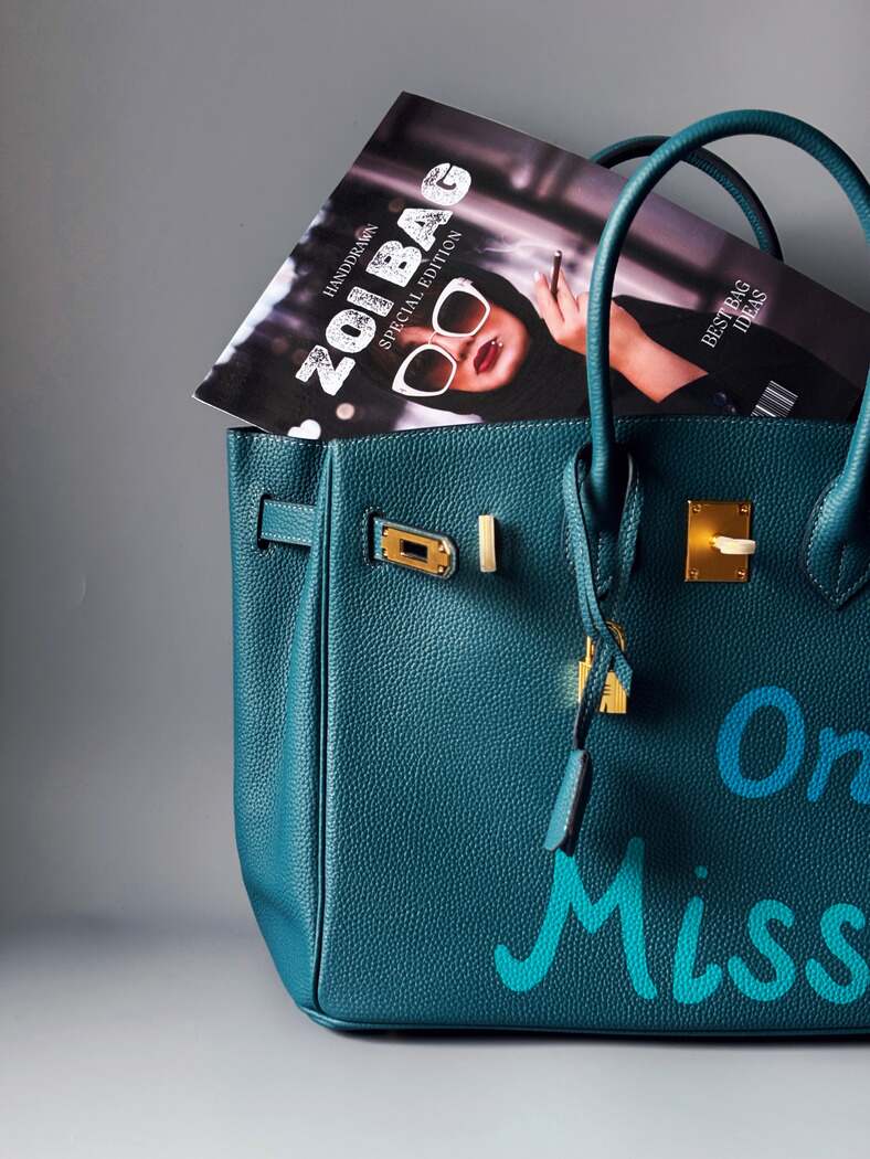 Velká art kožená kabelka Zoi Bag v modré barvě s nápisem "On a Mission" detail