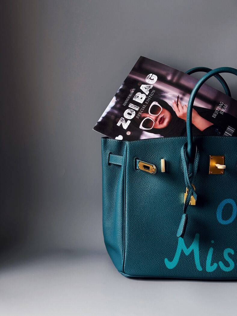 Art modrá kožená kabelka Zoi Bag s nápisem "On a Mission" detail