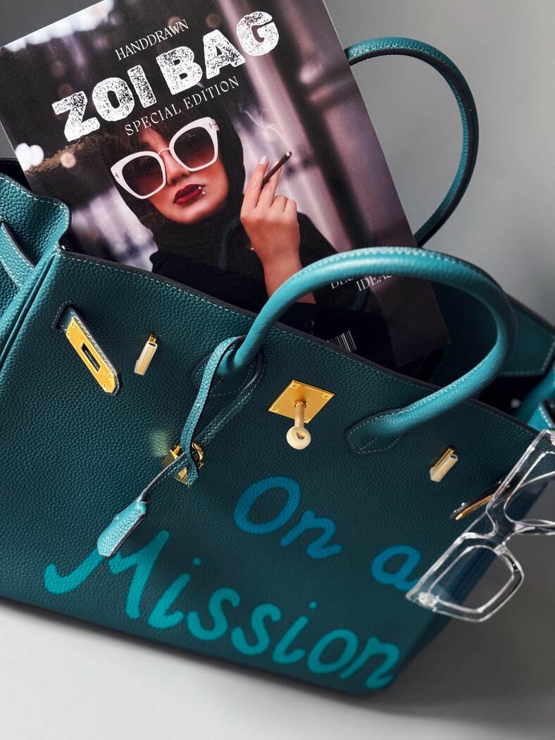Velká modrá designová kabelka Zoi Bag z kůže s nápisem "On a Mission"