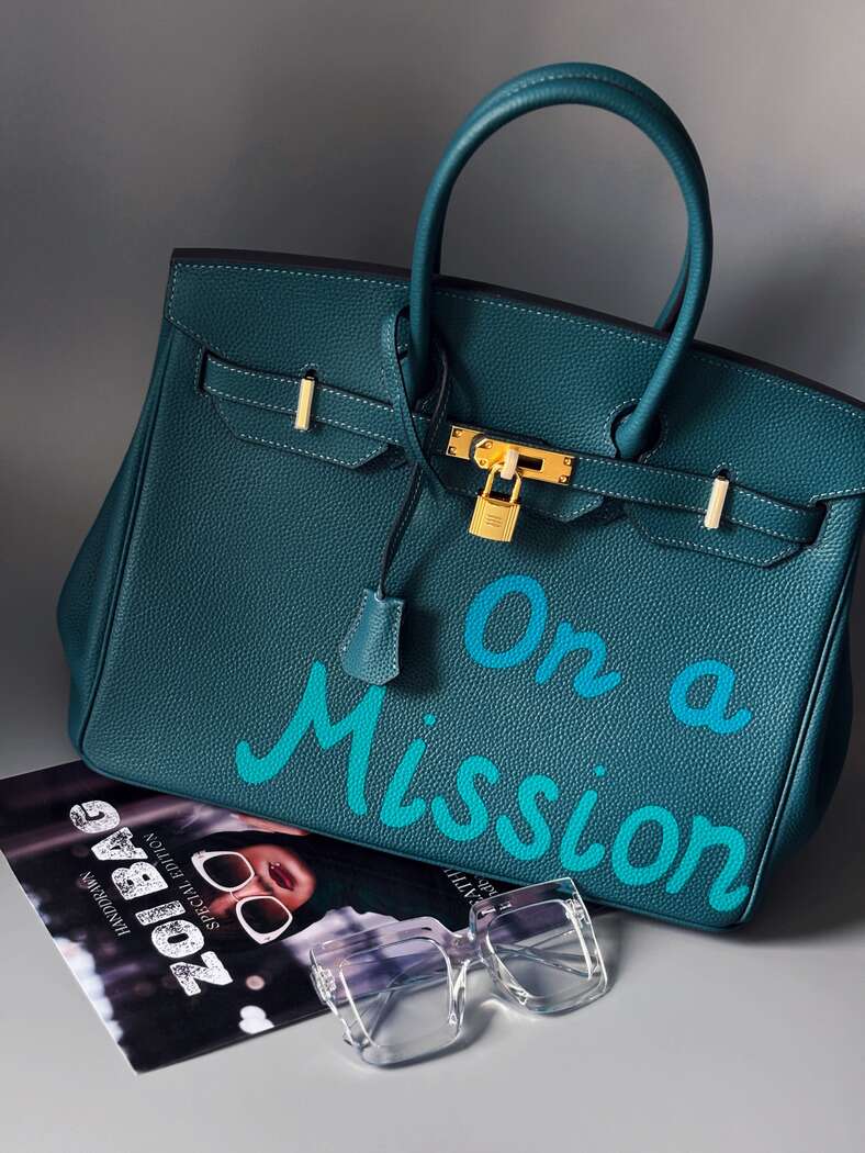 Art modrá kabelka Zoi Bag z kůže s nápisem "On a Mission"