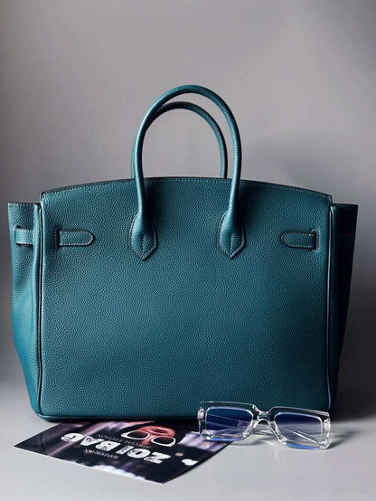 Velká modrá kožená kabelka Zoi Bag s nápisem "On a Mission" zezadu