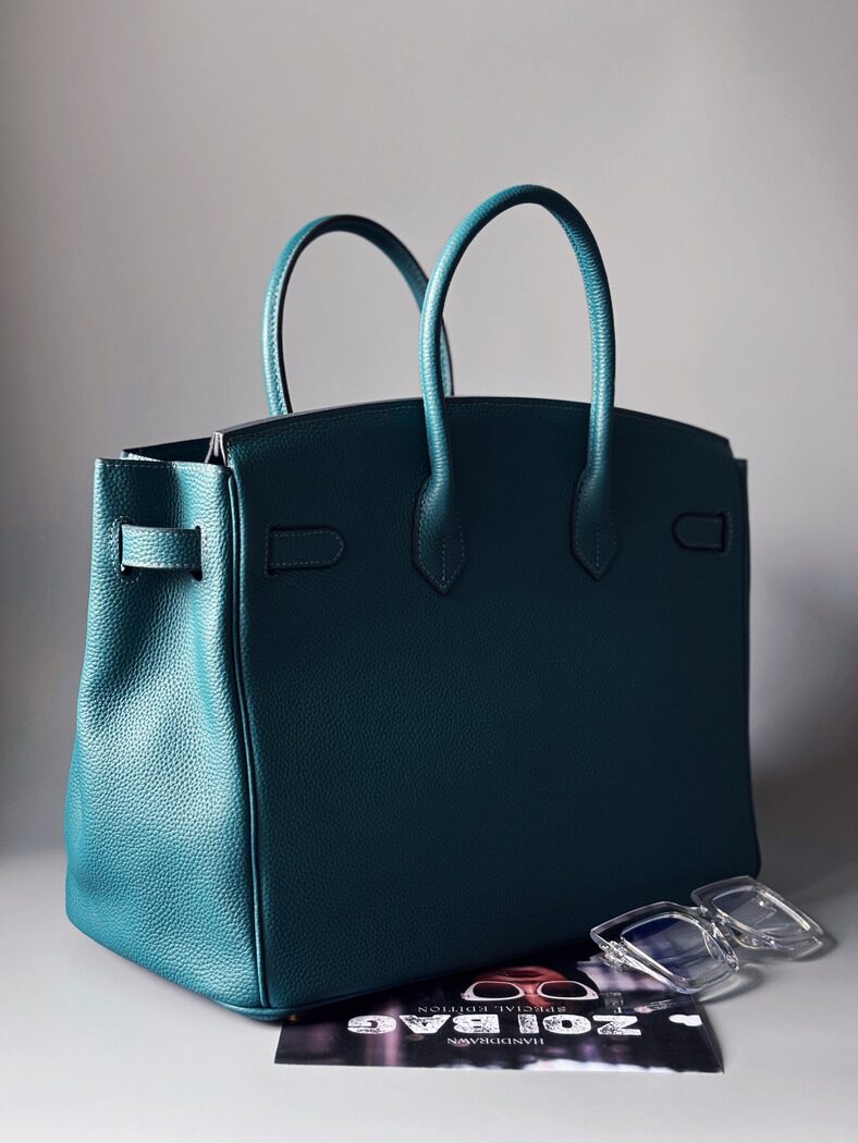 Velká modrá kožená kabelka Zoi Bag s nápisem "On a Mission" zezadu