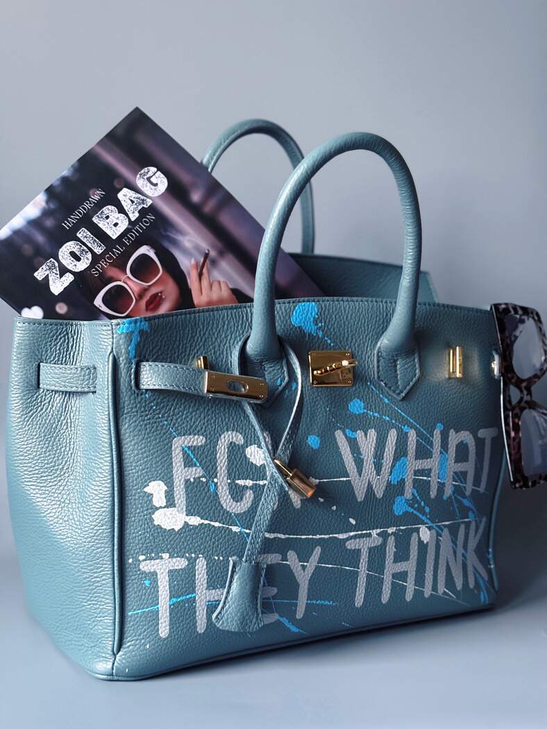 Velká kožená kabelka Zoi Bag v barevné kombinaci modrá a šedá s ručně psaným nápisem "FCK what they think"