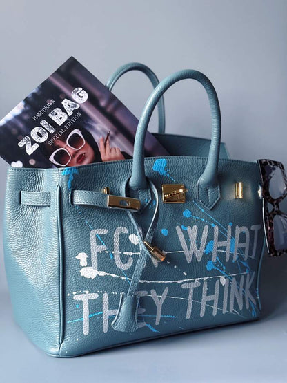 Velká kožená kabelka Zoi Bag v barevné kombinaci modrá a šedá s ručně psaným nápisem "FCK what they think"