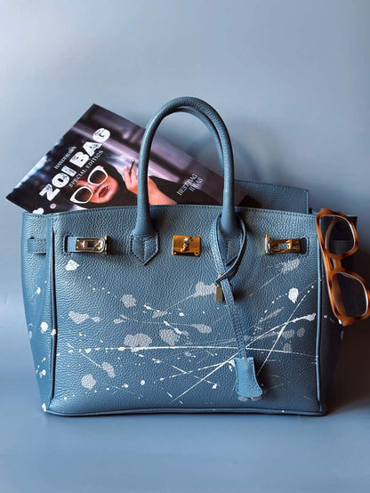 Šedomodrá kožená kabelka Zoi Bag s ručně malovanými cákanci, luxusní italská kůže, designová tote kabelka se zlatým zámkem a klíčkem.