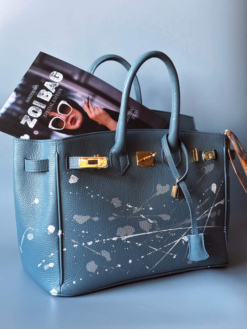 Šedomodrá kožená kabelka Zoi Bag s ručně malovanými cákanci, luxusní italská kůže, designová tote kabelka se zlatým zámkem a klíčkem.