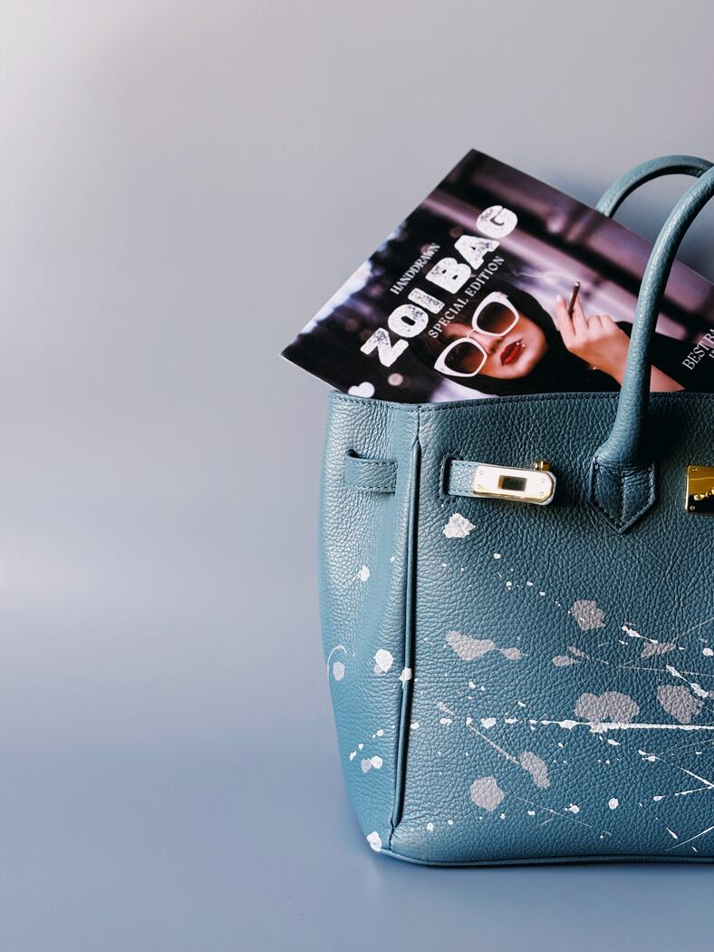 Šedomodrá kožená kabelka Zoi Bag s ručně malovanými cákanci, luxusní italská kůže, designová tote kabelka se zlatým zámkem a klíčkem.