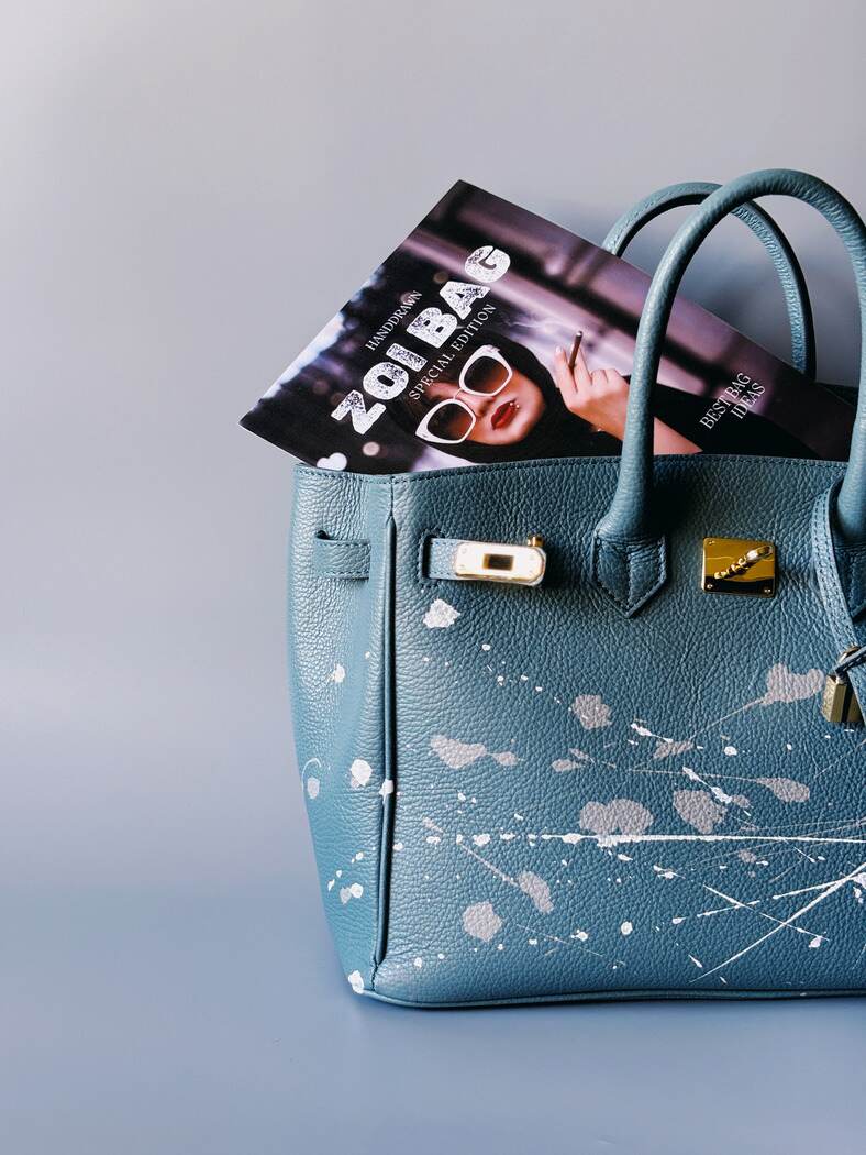 Šedomodrá kožená kabelka Zoi Bag s ručně malovanými cákanci, luxusní italská kůže, designová tote kabelka se zlatým zámkem a klíčkem.