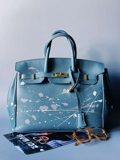 Zapnutá šedomodrá kožená kabelka Zoi Bag s ručně malovanými cákanci, luxusní italská kůže, designová tote kabelka se zlatým zámkem a klíčkem.