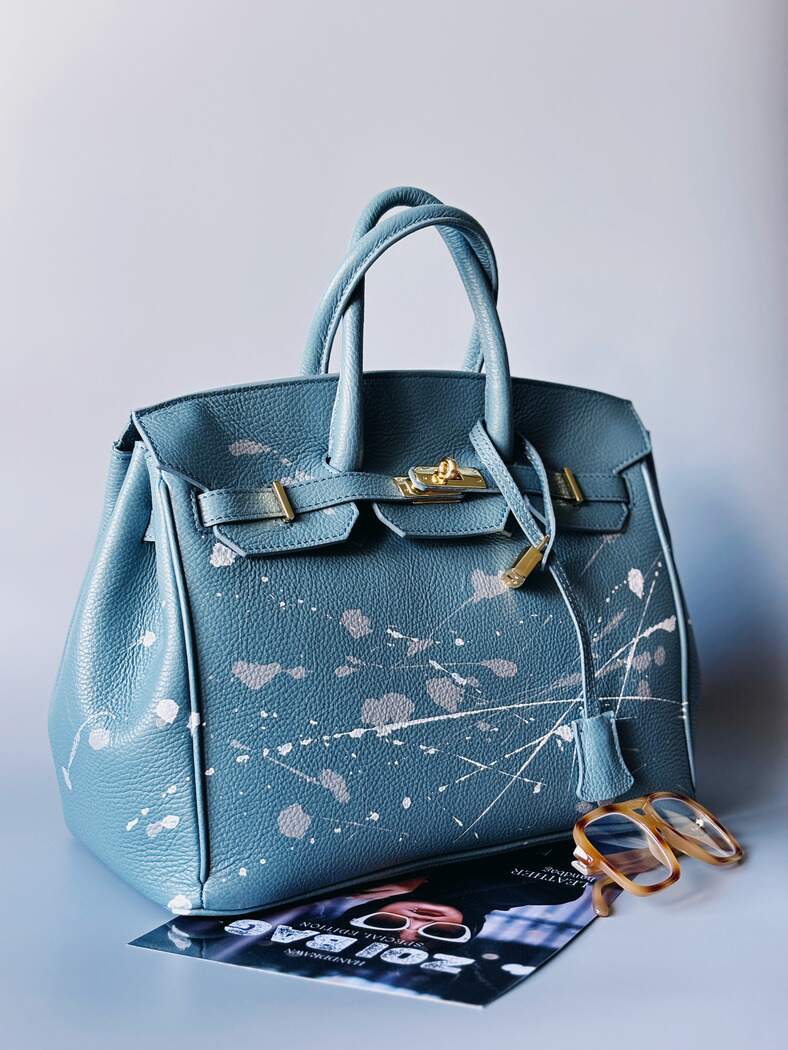 Zapnutá šedomodrá kožená kabelka Zoi Bag s ručně malovanými cákanci, luxusní italská kůže, designová tote kabelka se zlatým zámkem a klíčkem.