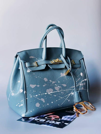 Zapnutá šedomodrá kožená kabelka Zoi Bag s ručně malovanými cákanci, luxusní italská kůže, designová tote kabelka se zlatým zámkem a klíčkem.