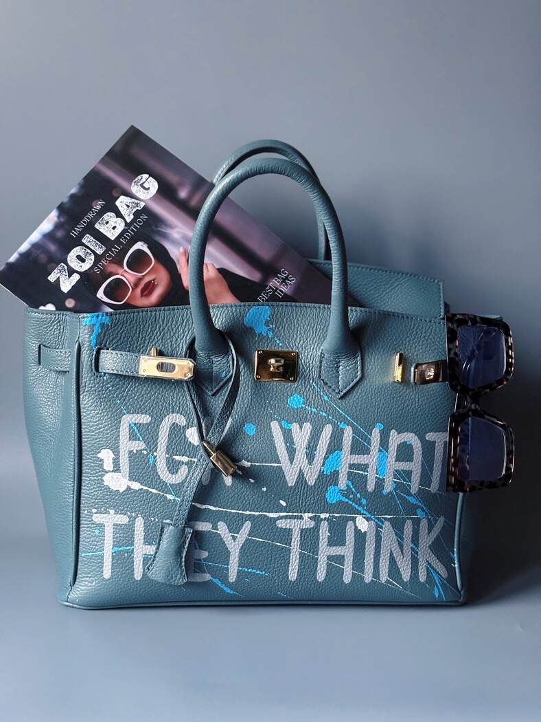 Velká kožená kabelka Zoi Bag v barevné kombinaci modrá a šedá s ručně psaným nápisem "FCK what they think"