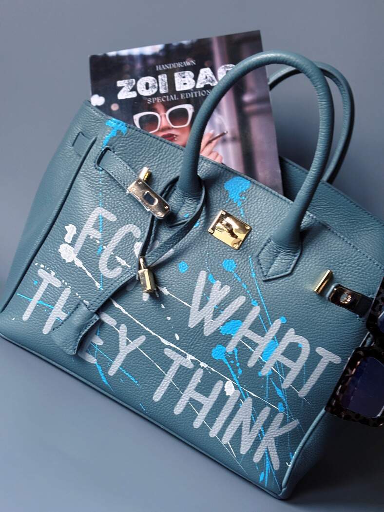 Velká kožená kabelka Zoi Bag v barevné kombinaci modrá a šedá s ručně psaným nápisem "FCK what they think"