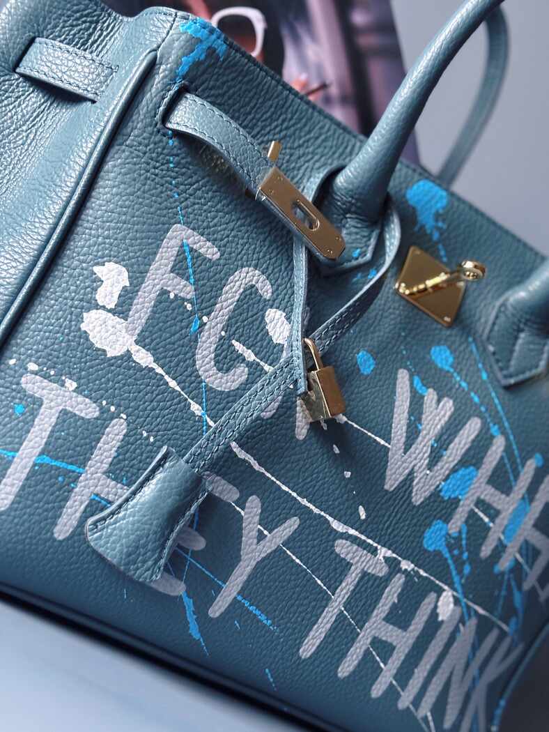 Velká kožená kabelka Zoi Bag v barevné kombinaci modrá a šedá s ručně psaným nápisem "FCK what they think" detail nápisu