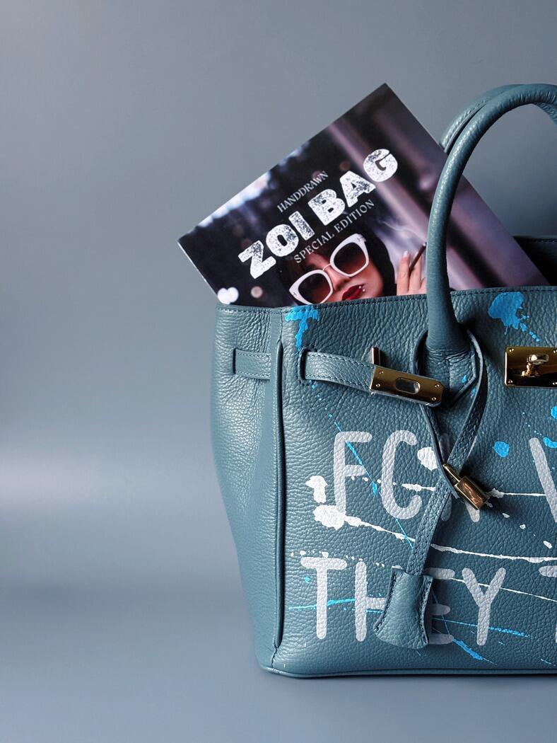 Velká kožená kabelka Zoi Bag v barevné kombinaci modrá a šedá s ručně psaným nápisem "FCK what they think" detail