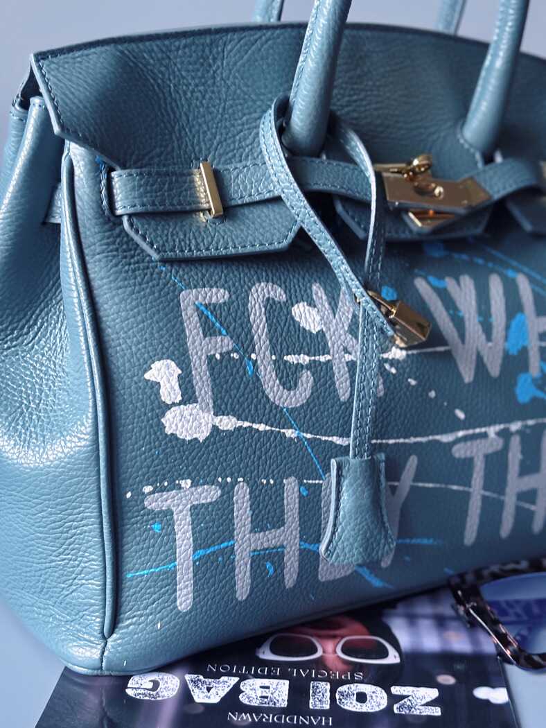 Velká kožená kabelka Zoi Bag v barevné kombinaci modrá a šedá s ručně psaným nápisem "FCK what they think" detail