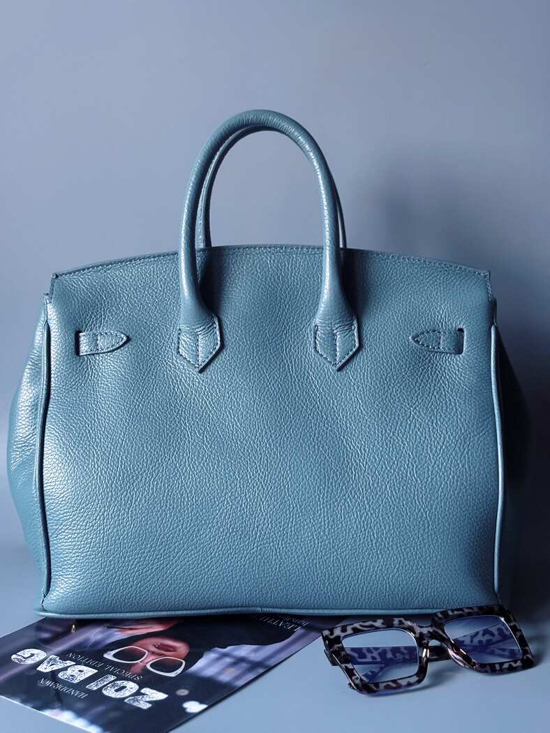 Velká kožená kabelka Zoi Bag v barevné kombinaci modrá a šedá s ručně psaným nápisem "FCK what they think" zezadu