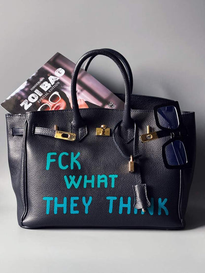 Modrá velká kožená kabelka Zoi Bag s  nápisem "FCK what they think"
