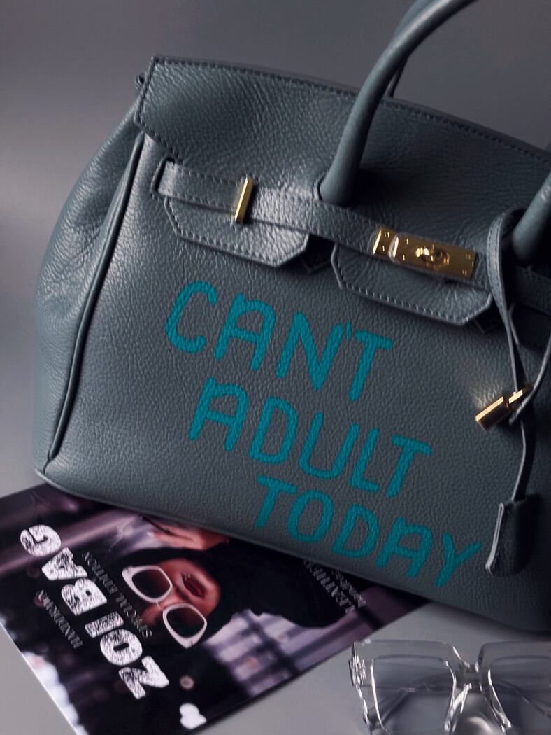 Modrošedá kožená kabelka Zoi Bag s ručně psaným nápisem "Can't adult today" detail nápisu