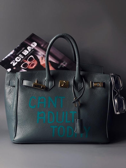 Modrošedá kožená kabelka Zoi Bag s ručně psaným nápisem "Can't adult today"