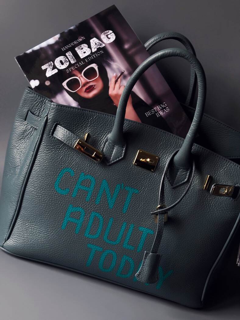 Modrošedá velká kožená kabelka Zoi Bag s ručně psaným nápisem "Can't adult today"