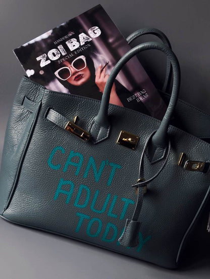 Modrošedá velká kožená kabelka Zoi Bag s ručně psaným nápisem "Can't adult today"