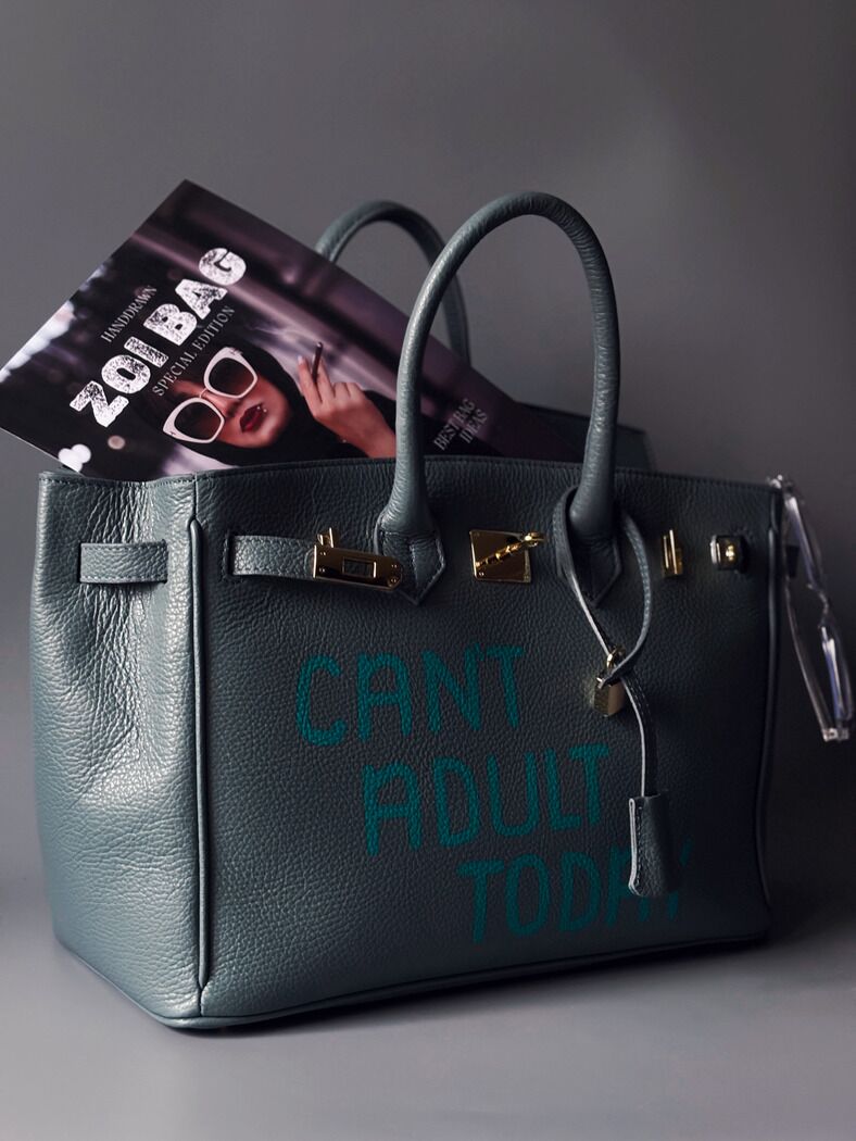 Modrošedá kožená kabelka Zoi Bag s ručně psaným nápisem "Can't adult today" z boku