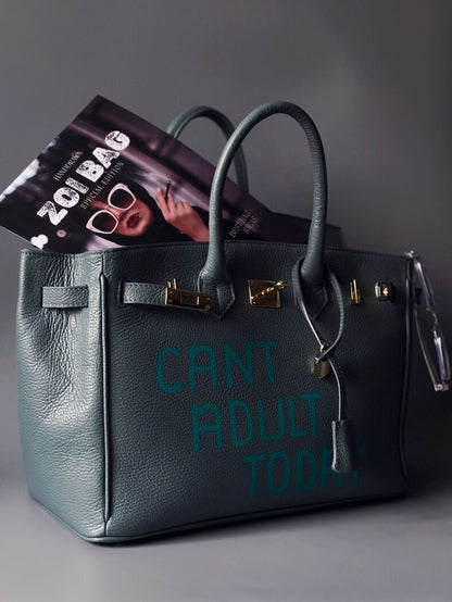 Modrošedá kožená kabelka Zoi Bag s ručně psaným nápisem "Can't adult today" z boku