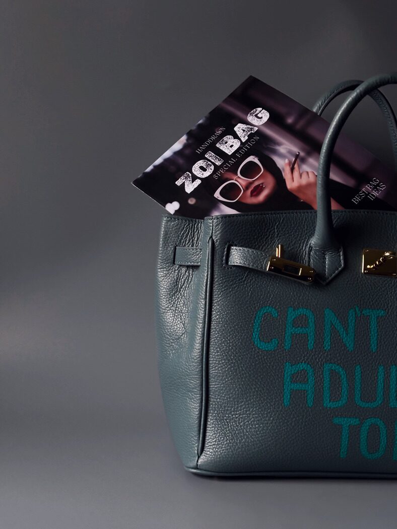 Modrošedá kožená kabelka Zoi Bag s ručně psaným nápisem "Can't adult today" detail