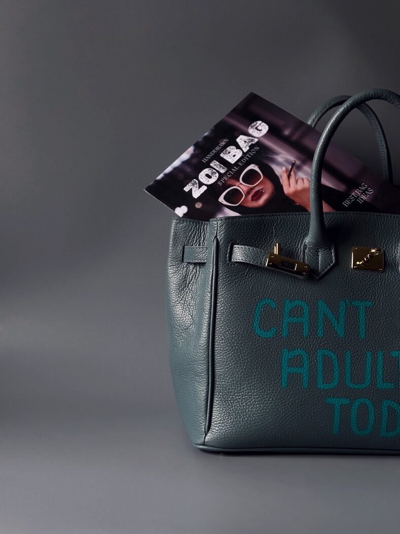 Modrošedá kožená kabelka Zoi Bag s ručně psaným nápisem "Can't adult today" detail