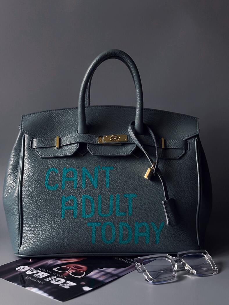 Modrošedá kožená kabelka Zoi Bag s ručně psaným nápisem "Can't adult today" zapnutá