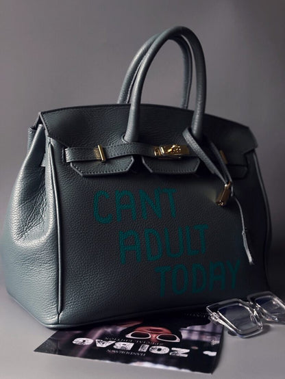 Modrošedá kožená kabelka Zoi Bag s ručně psaným nápisem "Can't adult today" zapnutá z boku