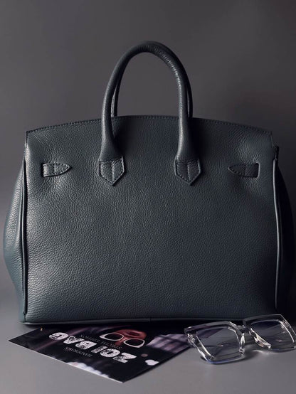 Modrošedá kožená kabelka Zoi Bag s ručně psaným nápisem "Can't adult today" zezadu