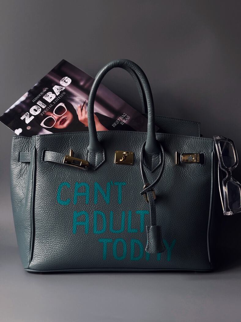 Modrošedá kožená kabelka Zoi Bag s ručně psaným nápisem "Can't adult today"