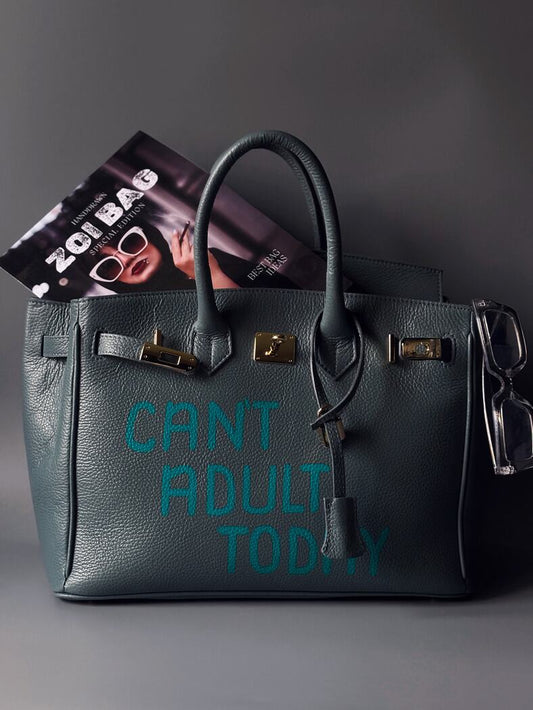Modrošedá kožená kabelka Zoi Bag s ručně psaným nápisem "Can't adult today"