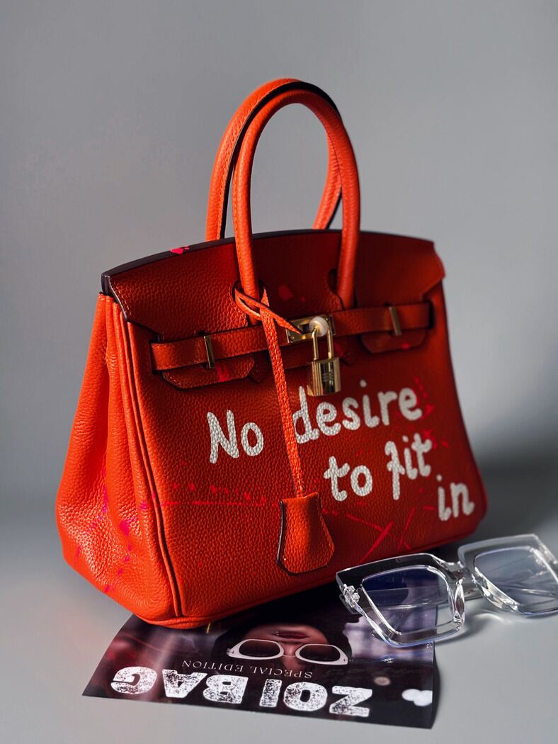 Oranžová art kabelka Zoi Bag z pravé kůže s nápisem "No desire to fit in" z boku