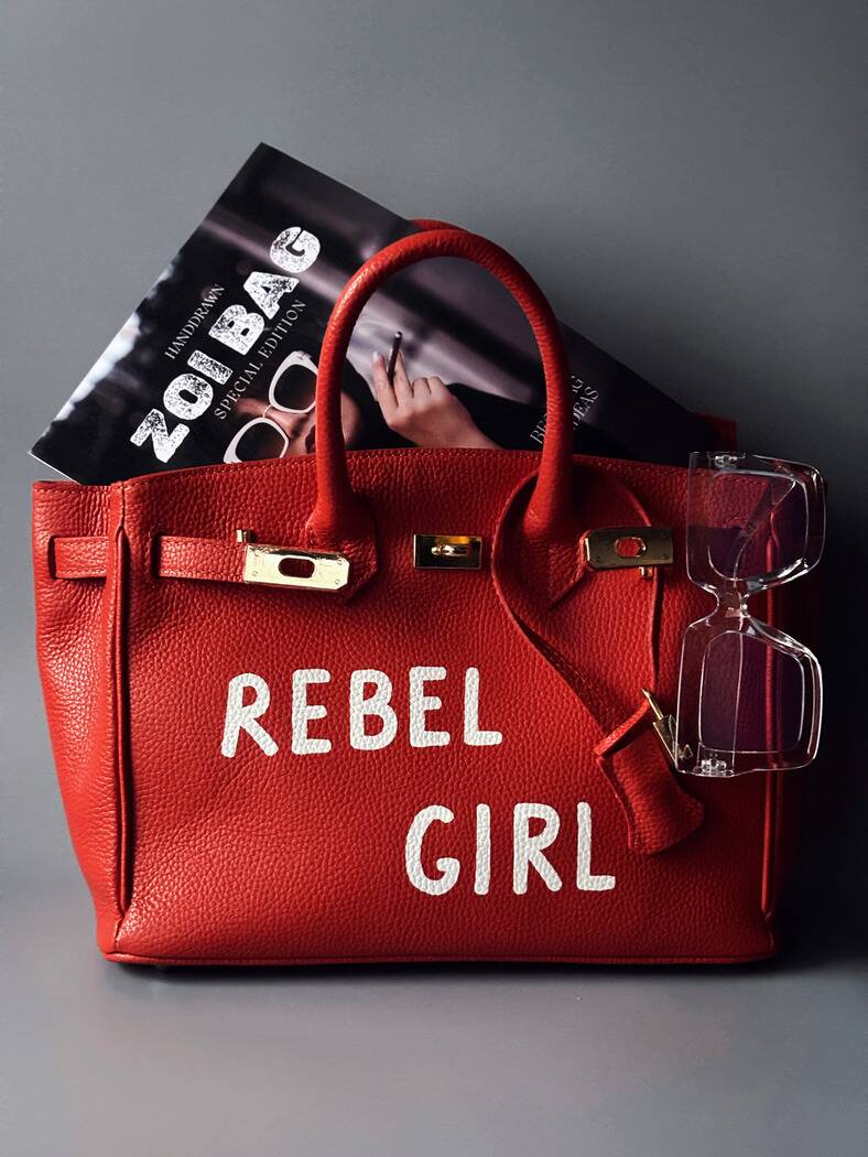 Oranžová kožená kabelka Zoi Bag s nápisem "Rebel Girl"