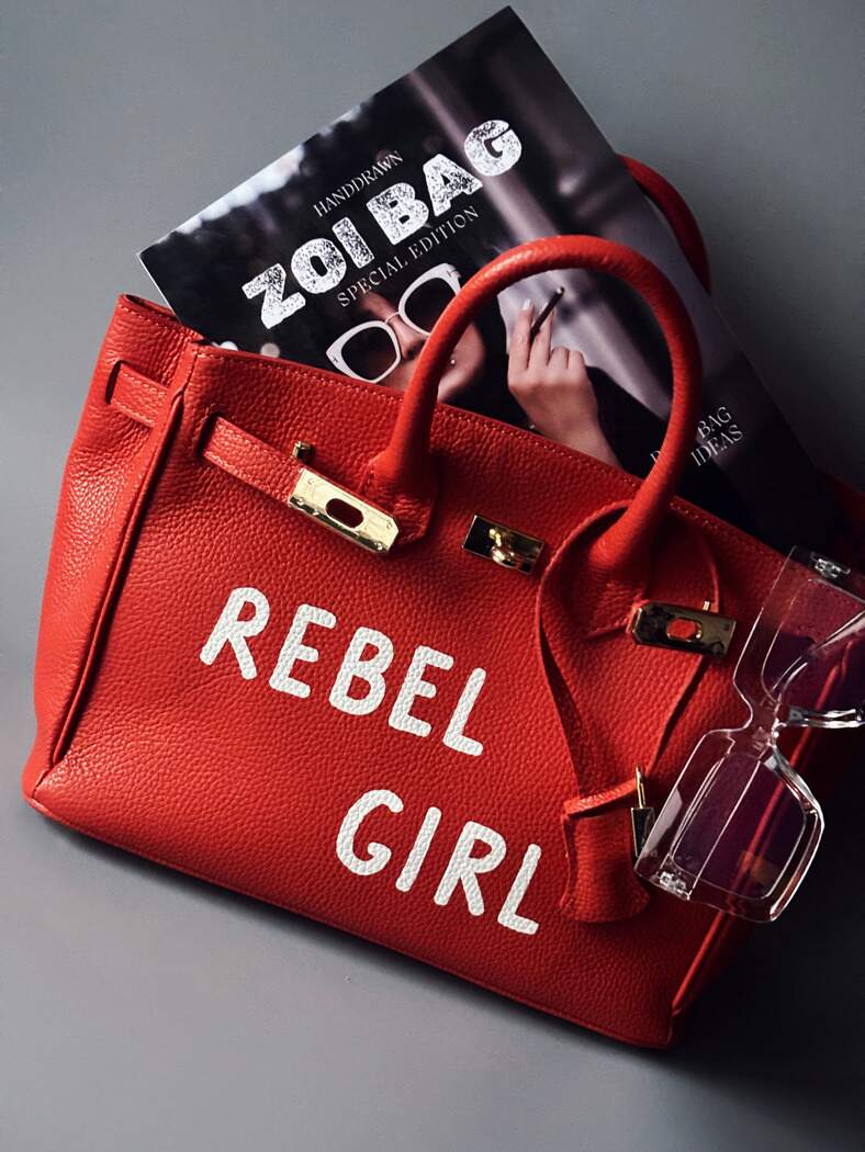 Oranžová designová kožená kabelka Zoi Bag s nápisem "Rebel Girl"