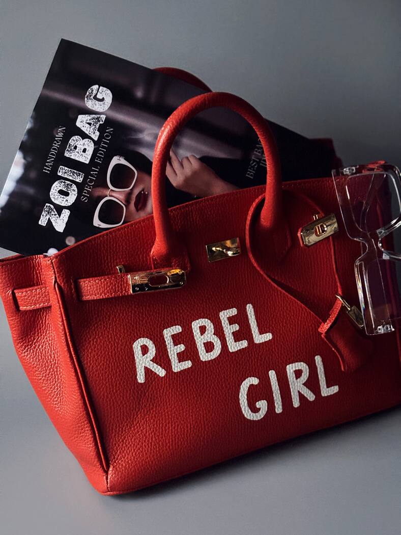 Oranžová art kožená kabelka Zoi Bag s nápisem "Rebel Girl"