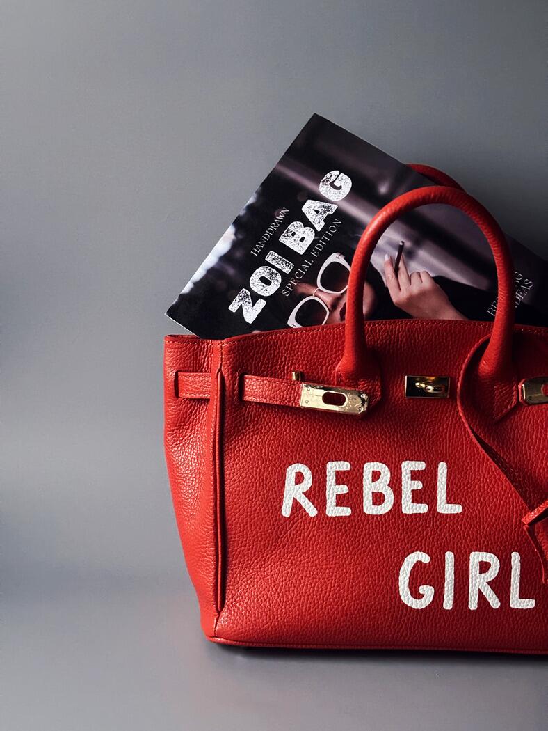 Oranžová stylová kožená kabelka Zoi Bag s nápisem "Rebel Girl" detail
