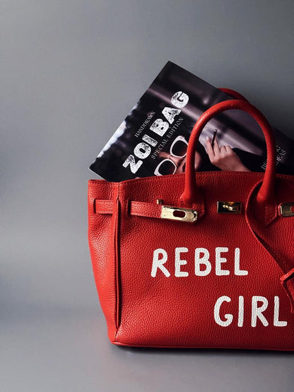 Oranžová stylová kožená kabelka Zoi Bag s nápisem "Rebel Girl" detail