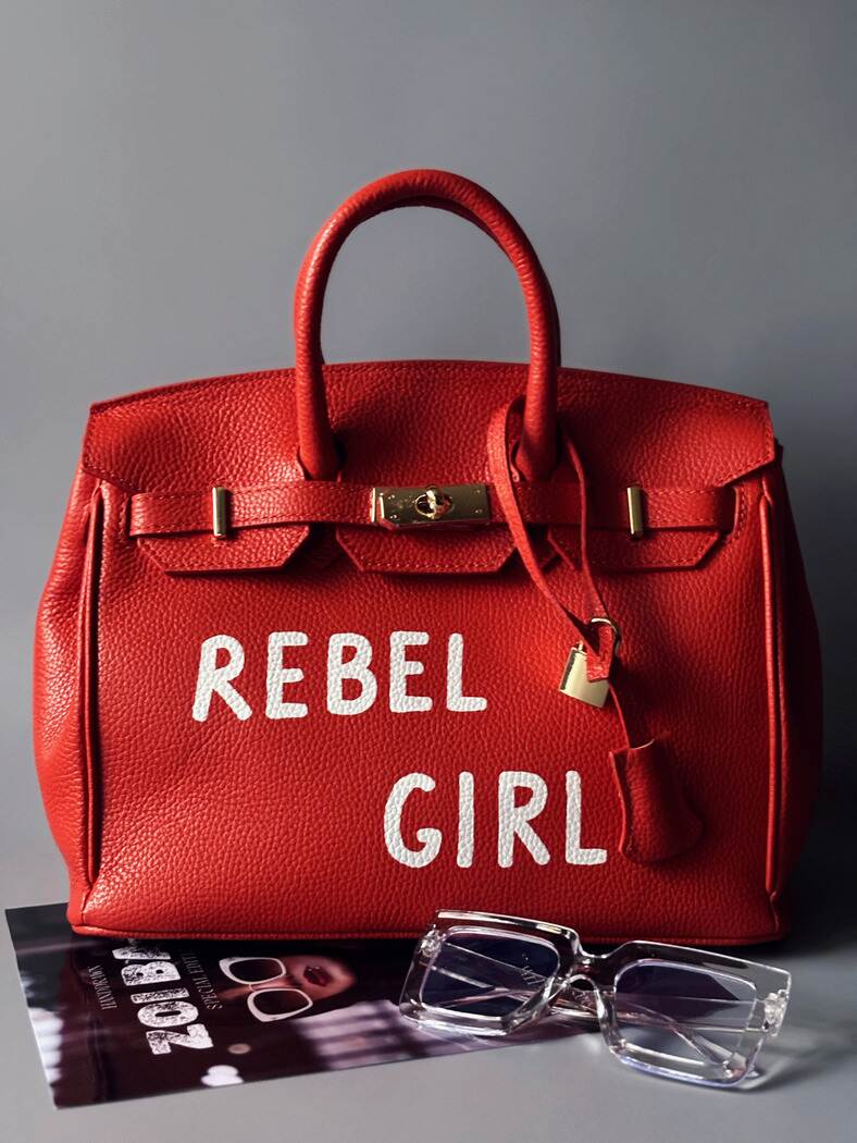 Oranžová kožená kabelka Zoi Bag s nápisem "Rebel Girl"