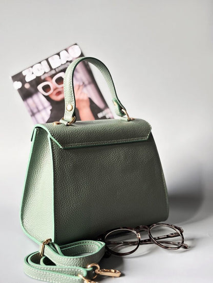 Designová pistáciová kožená kabelka Zoi Bag s ručně psaným nápisem a s cákanci barvou. Zapínání pomocí otočného zlatého zámku. Zezadu.