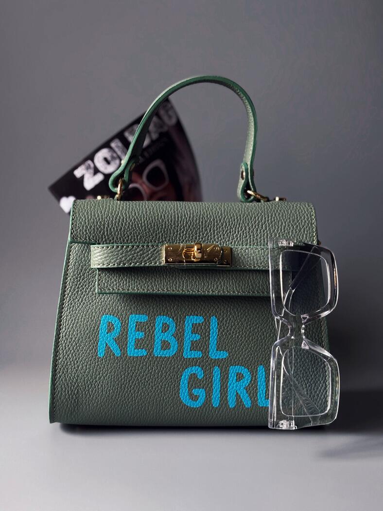 Pistáciová kožená kabelka Zoi Bag s výrazným modrým  nápisem "Rebel Girl"